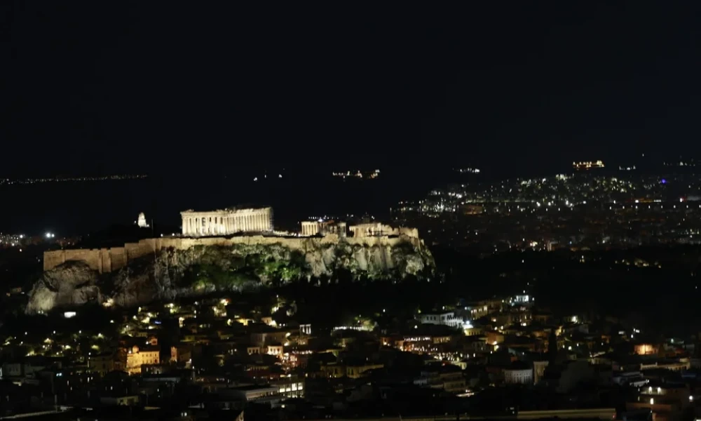 "Ώρα της Γης": Εικόνες από την "σκοτεινή" Ακρόπολη- Έσβησαν τα φώτα για την προστασία του πλανήτη